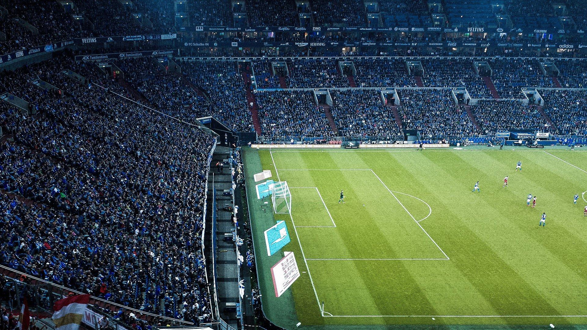 争议判罚引爆足坛!评论员直言国米所获点球不存在,库巴西与劳塔罗零接触成焦点